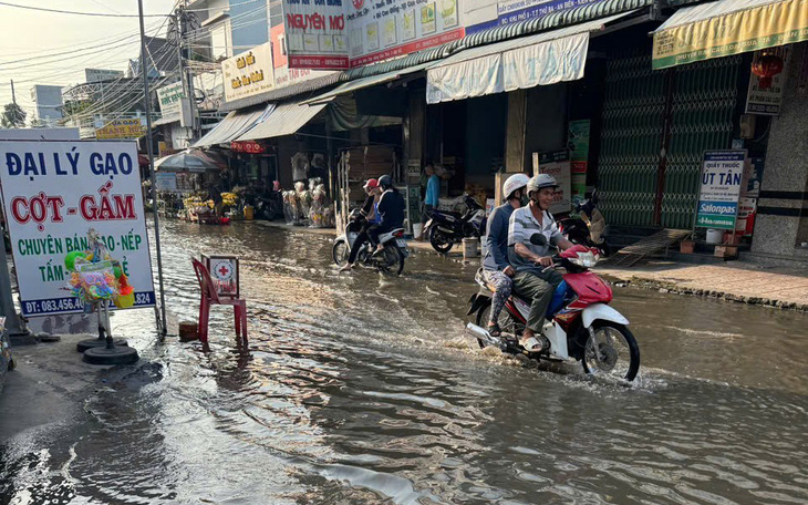 Thầy trò Cà Mau bì bỏm ngồi dạy và học trong nước triều dâng - Ảnh 3.