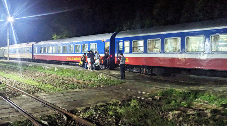 Tàu trật bánh, ô tô trung chuyển hàng trăm hành khách tàu SE7, SE8 trong đêm - Ảnh 1.