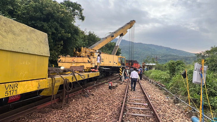 Thông đường, tàu lửa chạy lại sau sự cố lật tàu trên núi Hải Vân - Ảnh 1.