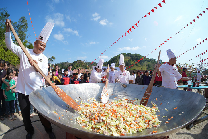 CHIN-SU lên vùng cao tiếp sức học trò, tiếp lửa thầy cô - Ảnh 3.