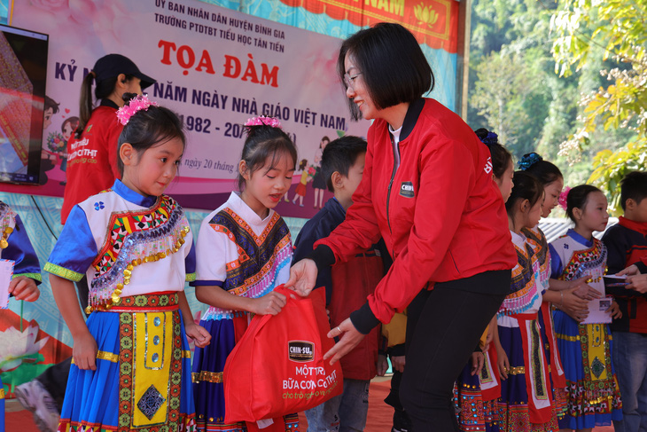 CHIN-SU lên vùng cao tiếp sức học trò, tiếp lửa thầy cô - Ảnh 6.