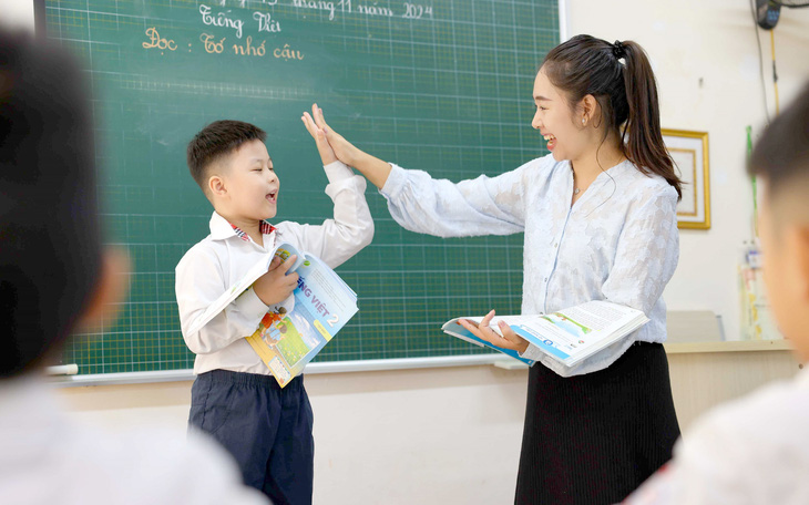 Hiệu trưởng trường sư phạm: 'Tôn vinh nghề dạy học không có nghĩa là đề cao hơn nghề khác' - Ảnh 3.