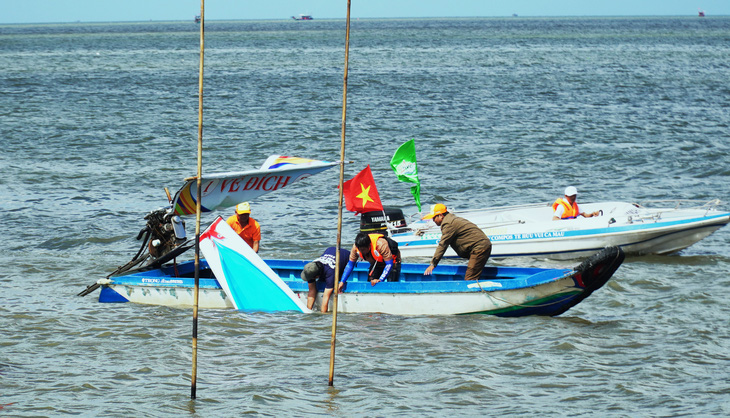 Đua vỏ lãi ở thị trấn đại dương to nhất miền Tây - Ảnh 6.