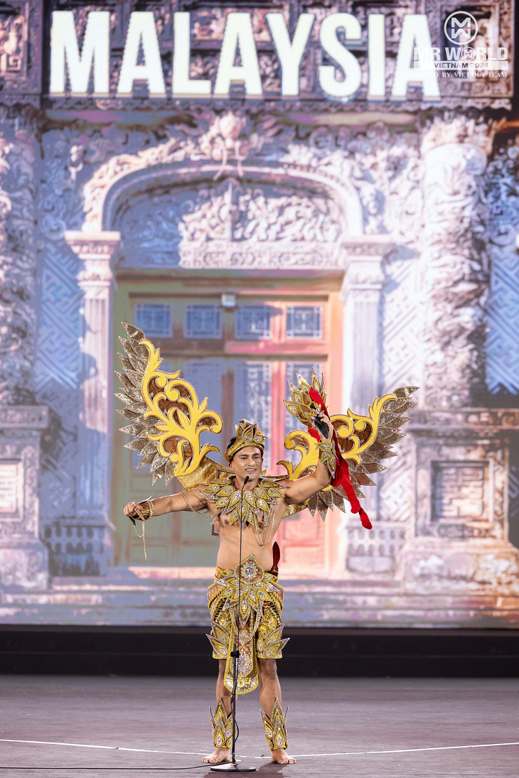 Những bộ trang phục ấn tượng đêm thi National Costume của Mr World ở Việt Nam  - Ảnh 13.