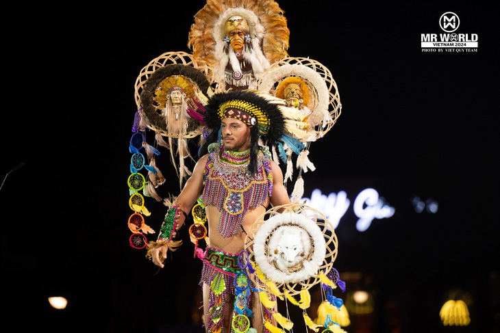 Những bộ trang phục ấn tượng đêm thi National Costume của Mr World ở Việt Nam  - Ảnh 11.