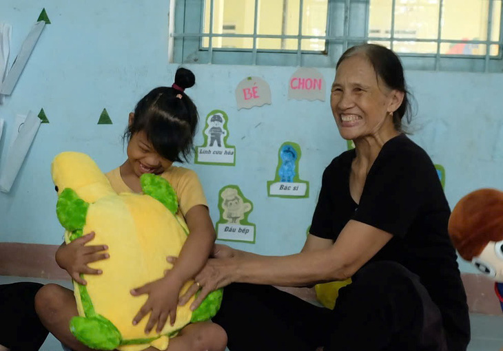 Tâm sự của 'người mẹ trẻ em da cam' ở trung tâm phải dừng hoạt động vì hết tiền - Ảnh 1.