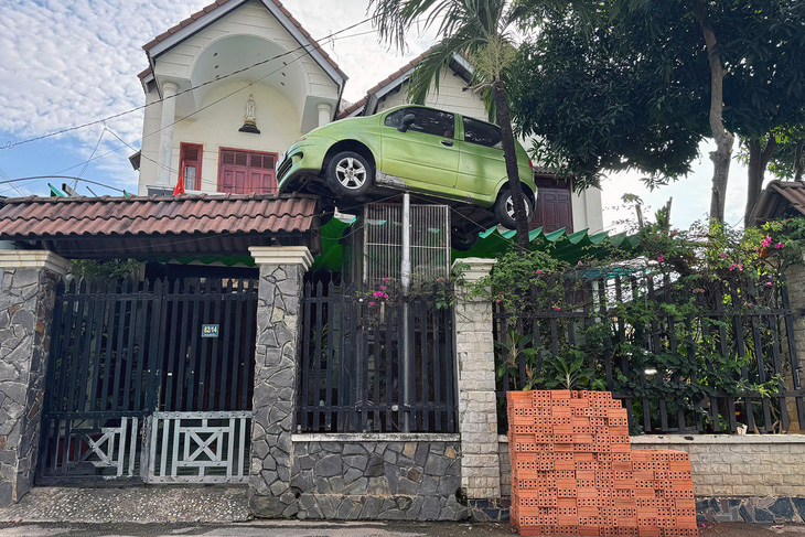 Độc lạ Đồng Nai: Treo ô tô cũ trước cổng nhà làm kỷ niệm - Ảnh 1.