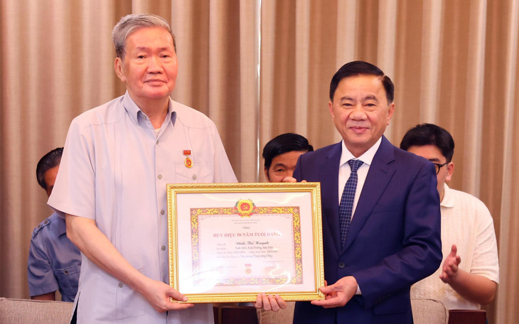 Tổng Bí thư Tô Lâm trao Huân chương Hồ Chí Minh tặng nguyên Thường trực Ban Bí thư Đinh Thế Huynh - Ảnh 2.