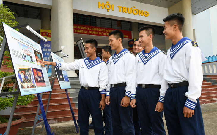 Mang không khí, ‘hơi ấm’ của Tết Nguyên đán ra Trường Sa - Ảnh 2.