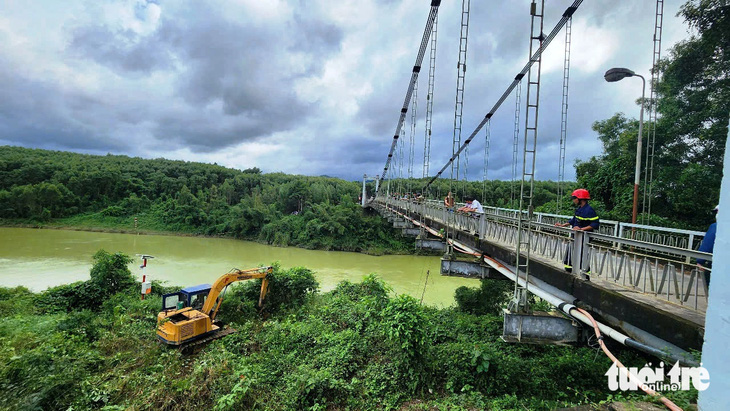 Tìm thấy hai nạn nhân trong vụ xe chở rác lao xuống cầu treo ở Huế - Ảnh 1.