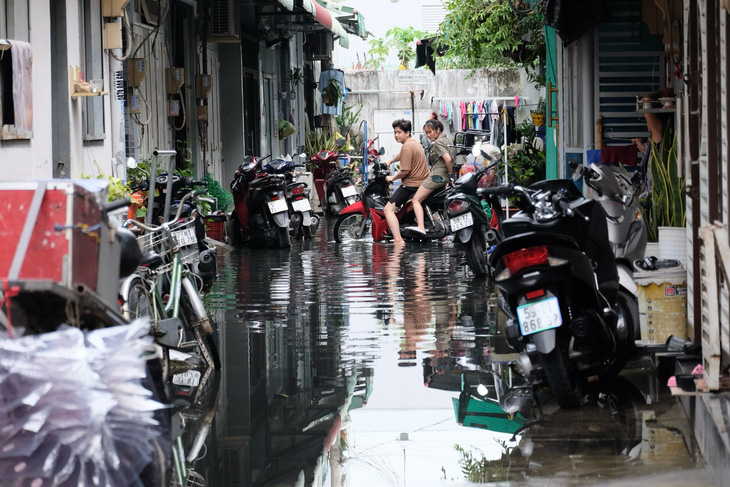 Hẻm quận 12 ngập nước đen kịt quanh năm， địa phương huy động máy bơm xử lý - Ảnh 1.