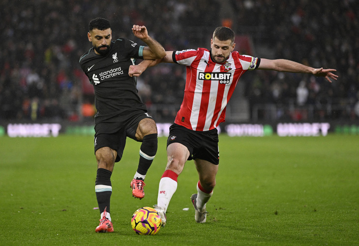 Salah tỏa sáng, Liverpool 'bỏ xa' Man City 8 điểm - Ảnh 2.