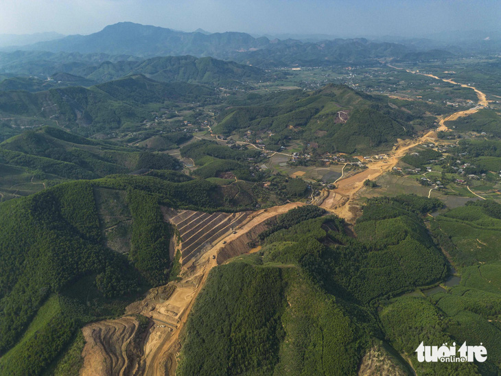 Nổ mìn, xẻ núi làm đường cao tốc tới Hà Giang - Ảnh 3.