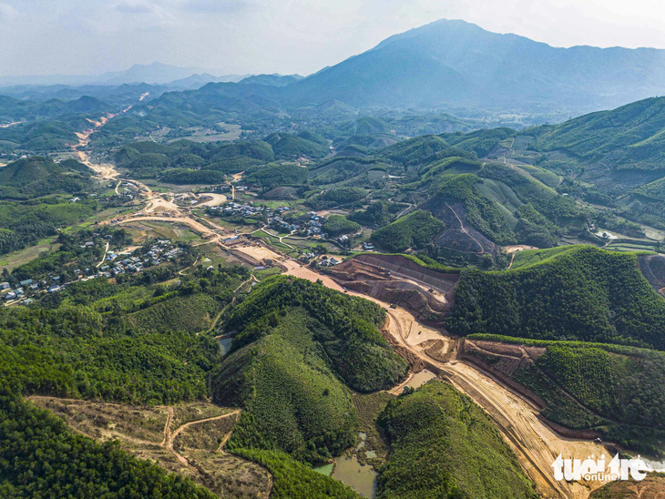 Nổ mìn, xẻ núi làm đường cao tốc tới Hà Giang - Ảnh 4.