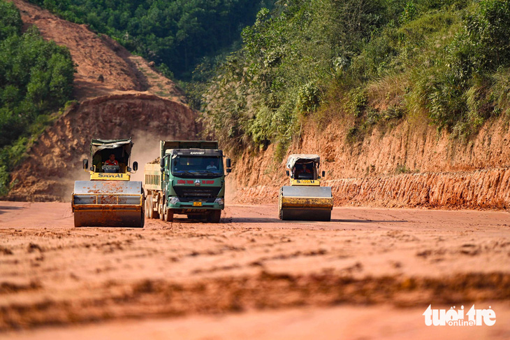 Nổ mìn, xẻ núi làm đường cao tốc tới Hà Giang - Ảnh 10.