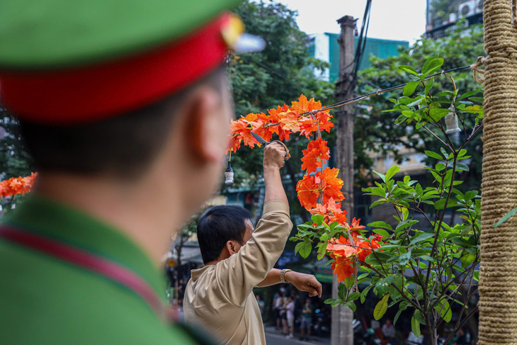 Kiểm tra đột xuất， xử lý vi phạm tại phố cà phê đường tàu Hà Nội - Ảnh 9.