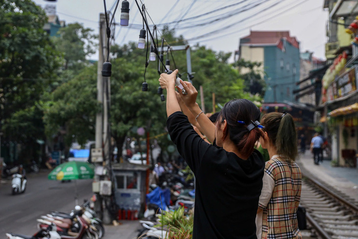 Kiểm tra đột xuất， xử lý vi phạm tại phố cà phê đường tàu Hà Nội - Ảnh 10.