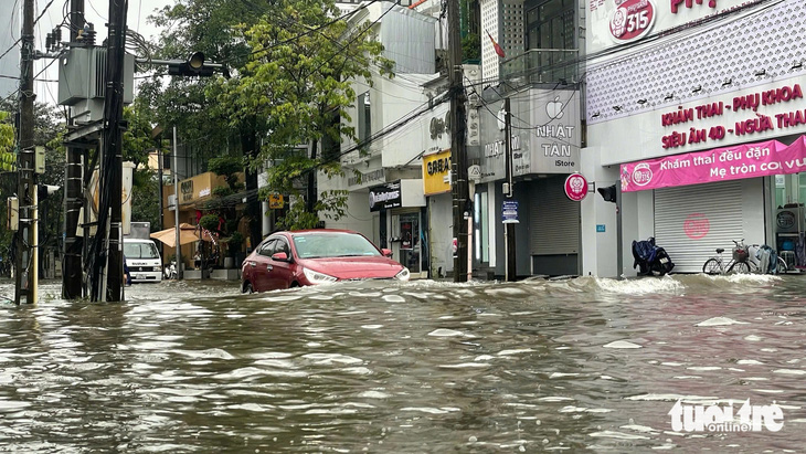 Mưa lớn ở Huế, nhiều tuyến đường bị ngập nặng, sập một căn nhà - Ảnh 3.