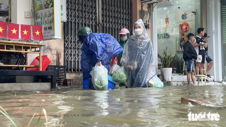 Mưa to ở Huế làm một nhà bị sập, nhiều tuyến đường bị ngập nặng - Ảnh 5.