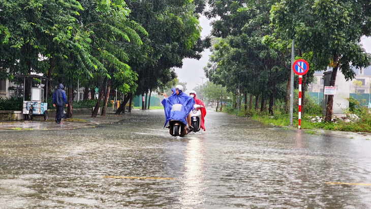 Nước trên các sông dâng cao do mưa lớn, Huế khẩn cấp cho học sinh toàn tỉnh nghỉ học - Ảnh 1.