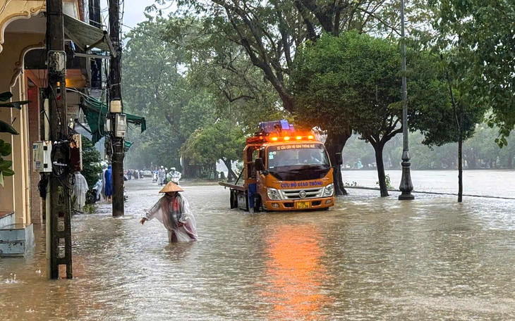 Không khí lạnh mạnh tràn xuống, miền Trung mưa lớn kéo dài tới 28-11 - Ảnh 2.