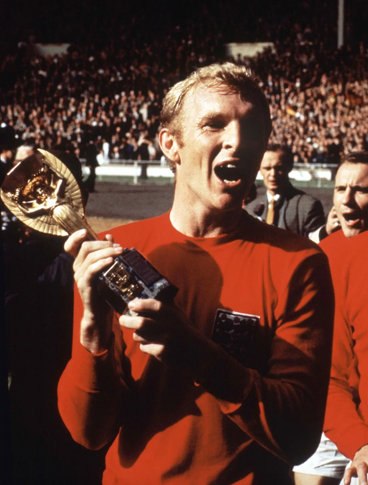 Áo đấu trị giá 30 tỷ đồng của Bobby Moore được tìm thấy sau 30 năm mất tích - Ảnh 1.