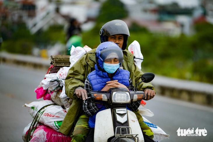 Đón rét đầu mùa, một chút không khí Giáng sinh sớm cho Hà Nội - Ảnh 1.