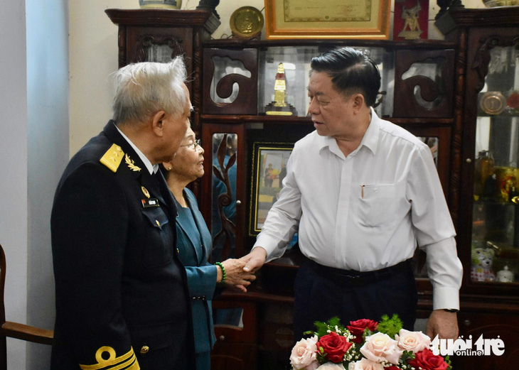 Trưởng Ban Tuyên giáo Trung ương thăm nhiều cán bộ làm nên đường Hồ Chí Minh trên biển - Ảnh 1.