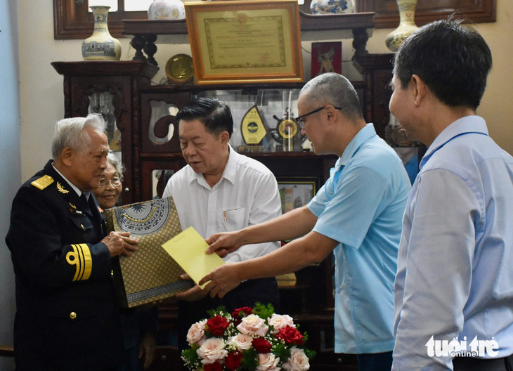 Trưởng Ban Tuyên giáo Trung ương thăm các 'nhân chứng sống' làm nên đường Hồ Chí Minh trên biển - Ảnh 3.