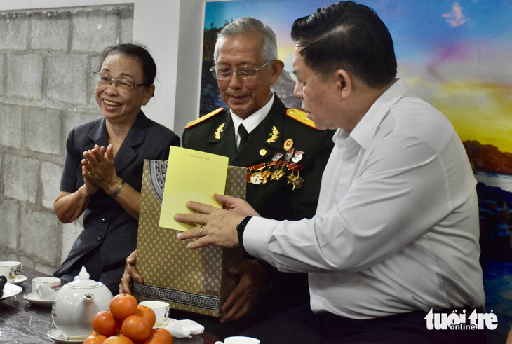 Trưởng Ban Tuyên giáo Trung ương thăm các 'nhân chứng sống' làm nên đường Hồ Chí Minh trên biển - Ảnh 4.