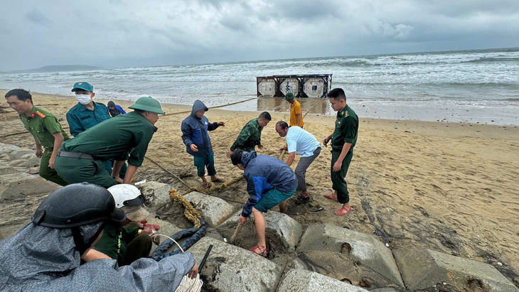 Chủ tịch tỉnh Quảng Ngãi chỉ đạo xử lý ba bồn chứa khí 'vô chủ' dạt vào bờ biển - Ảnh 3.