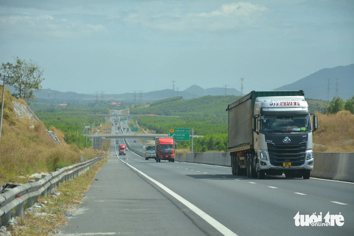 Nguy hiểm còn rình rập trên cao tốc Phan Thiết - Dầu Giây - Ảnh 2.