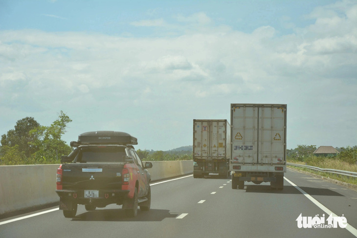 Nguy hiểm còn rình rập trên cao tốc Phan Thiết - Dầu Giây - Ảnh 3.