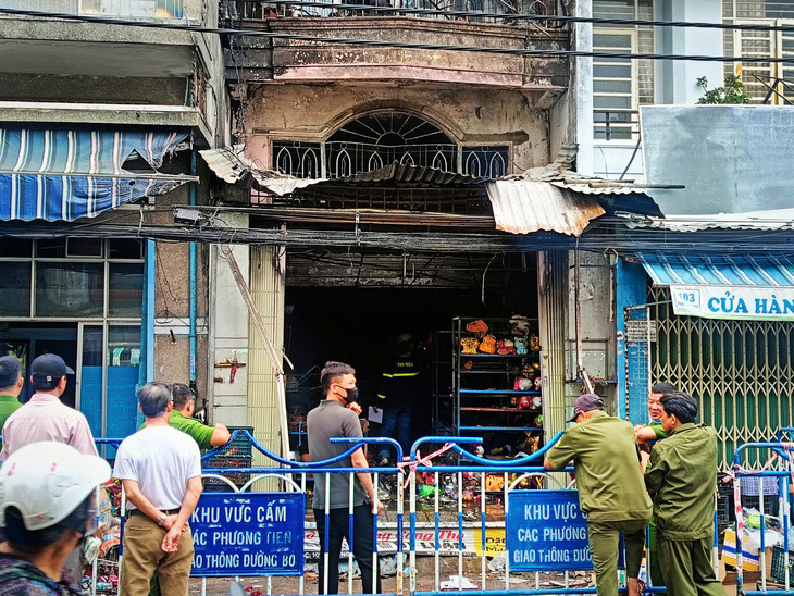 Vụ cháy cửa hàng dịch vụ mai táng ở Nha Trang: Ông ngoại cố cứu vợ và cháu nhưng không thành - Ảnh 1.