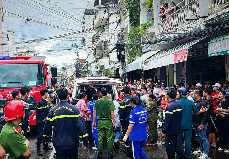 Vụ cháy cửa hàng dịch vụ mai táng ở Nha Trang: Ông ngoại cố cứu vợ và cháu nhưng không thành - Ảnh 2.