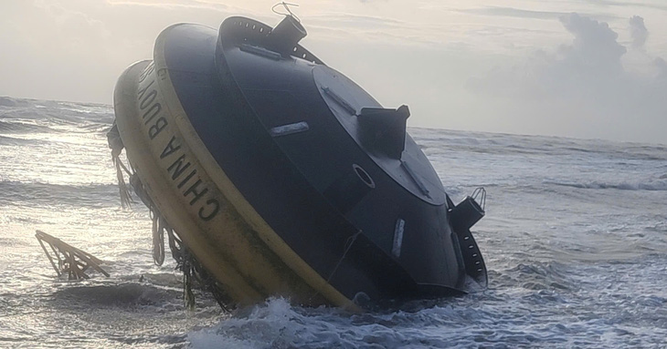 Vật thể lạ có dòng chữ China Buoy trôi dạt vào bờ biển Quảng Ngãi - Ảnh 3.