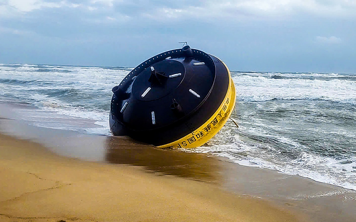 Vật thể lạ có dòng chữ China Buoy trôi dạt vào bờ biển Quảng Ngãi - Ảnh 1.