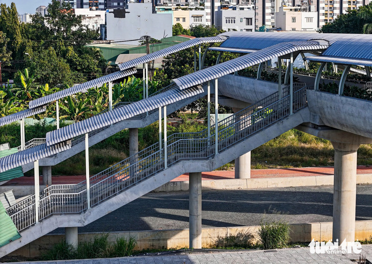 Người dân đi bộ vào các ga metro số 1 sao cho an toàn? - Ảnh 2.