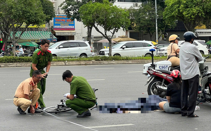 Tài xế xe buýt đột quỵ tử vong khi dừng chờ đèn đỏ ở Bình Thạnh - Ảnh 2.