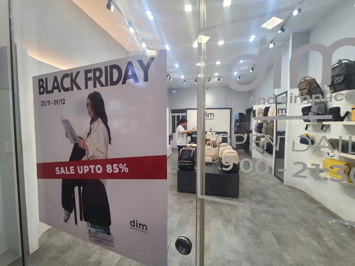 Black Friday chỉ thực sự sôi động buổi tối, chủ cửa hàng lo không đủ doanh số - Ảnh 2.