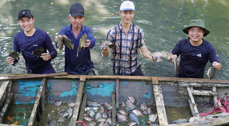 Dỡ chà bắt cá nâu, cách làm du lịch độc đáo của nông dân Cà Mau - Ảnh 7.