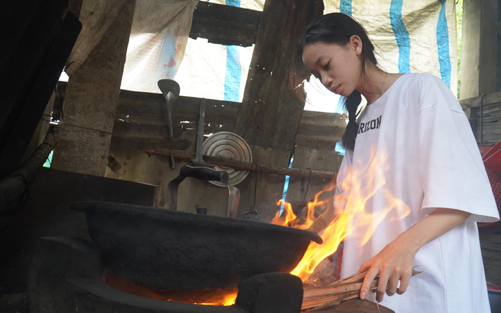 Gánh ve chai của mẹ và hai cử nhân tương lai - Ảnh 3.