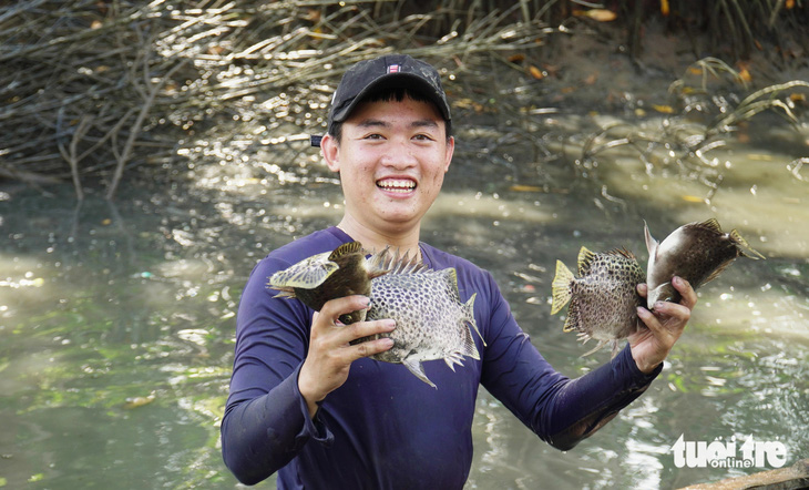 Dỡ chà bắt cá nâu, cách làm du lịch độc đáo của nông dân Cà Mau - Ảnh 10.