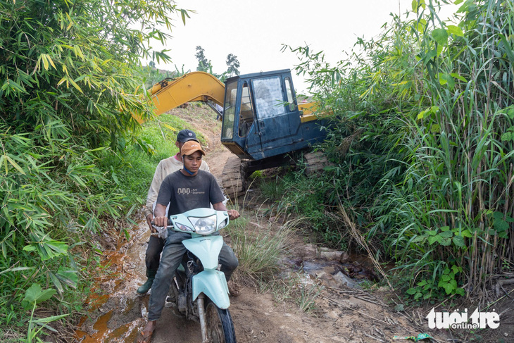 Vụ xe múc chặn đường vào 30ha rẫy sắn: Mưa to sắn thối, dân kêu cứu, huyện đề nghị khởi tố - Ảnh 1.