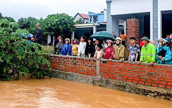 Cứu học sinh đang chới với giữa nước lũ, người đàn ông bị lũ cuốn mất tích - Ảnh 1.