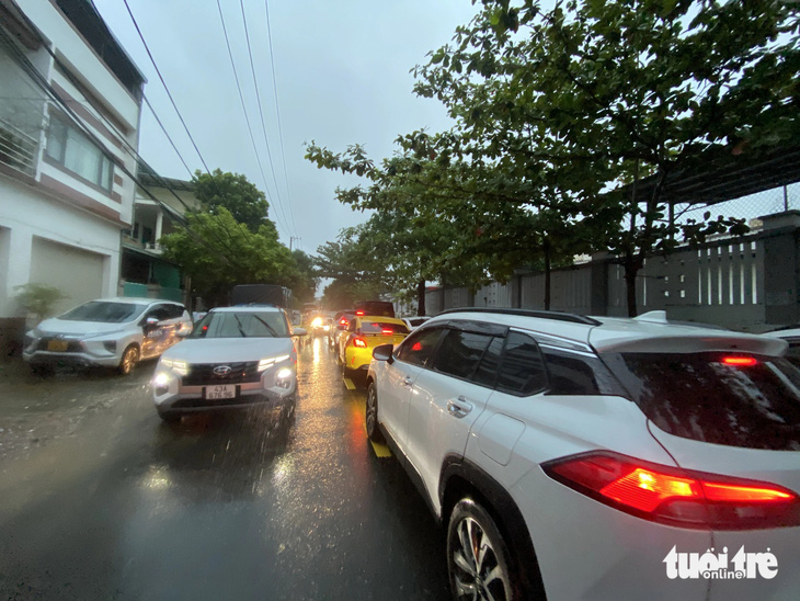 Trận mưa kéo dài hàng giờ từ giữa đêm, nhiều người Đà Nẵng choáng váng vì ngập nhanh - Ảnh 7.