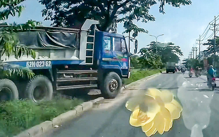 Lập biên bản tài xế xe ben chạy xe qua dải phân cách cố định trên đường Nguyễn Văn Linh - Ảnh 2.