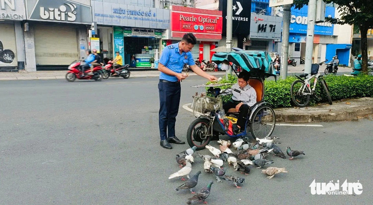 Anh bán vé số ngày kiếm 200 ngàn, mua thức ăn cho bồ câu hết 45.000 đồng - Ảnh 6.