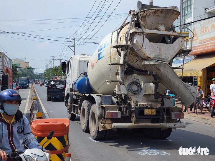 Chở con đi học về, người mẹ đi xe máy bị xe bồn cán tử vong, cháu gái gãy chân - Ảnh 1.