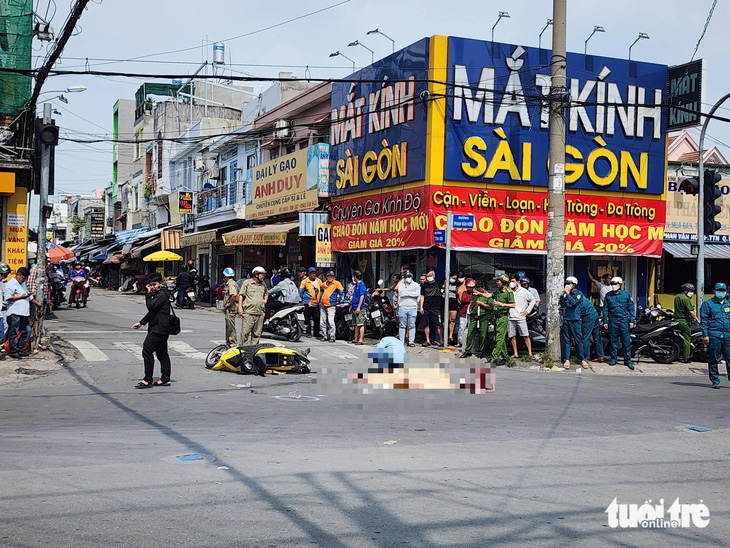 Chở con đi học về, người mẹ đi xe máy bị xe bồn cán tử vong, cháu gái gãy chân - Ảnh 2.